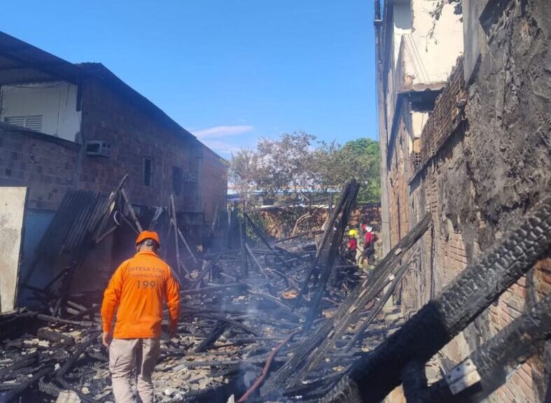 Prefeitura de Manaus presta suporte emergencial às famílias afetadas por incêndio no Morro da Liberdade