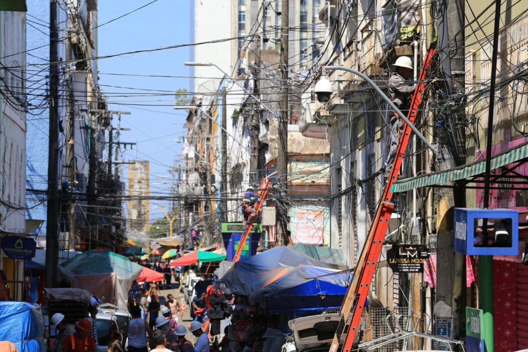 Prefeito David Almeida vistoria ação de despoluição visual no Centro em operação que já soma mais de 1,2 tonelada de fios e cabos removidos