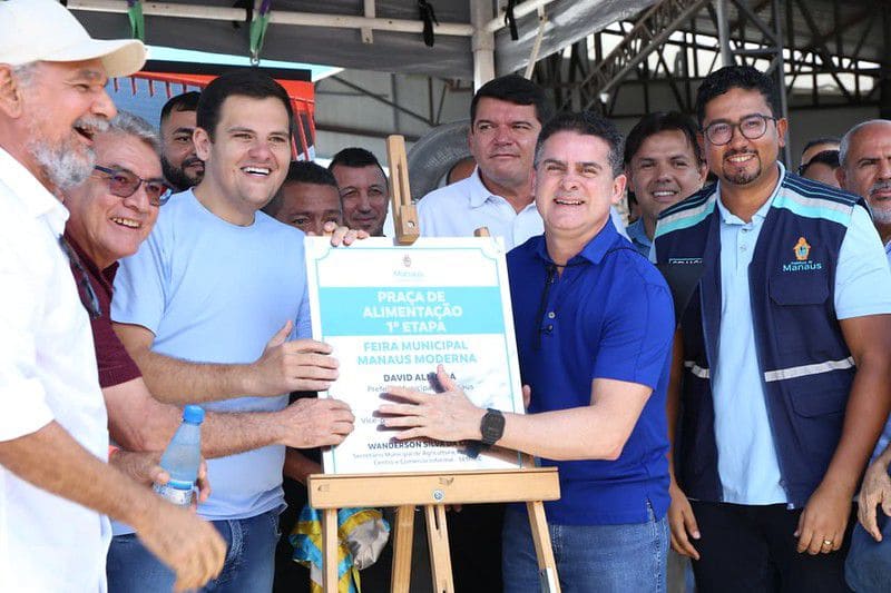 No Dia do Feirante, prefeito David Almeida entrega 1ª etapa da nova praça de alimentação da feira da Manaus Moderna