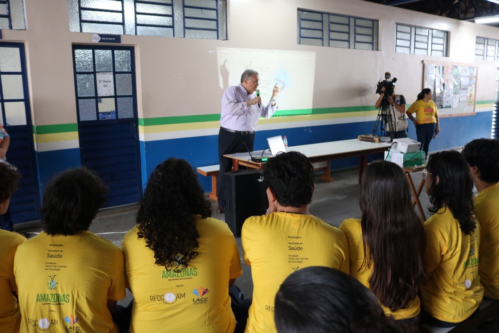 Alunos de escola pública participam de roda de conversa sobre os riscos do cigarro eletrônico