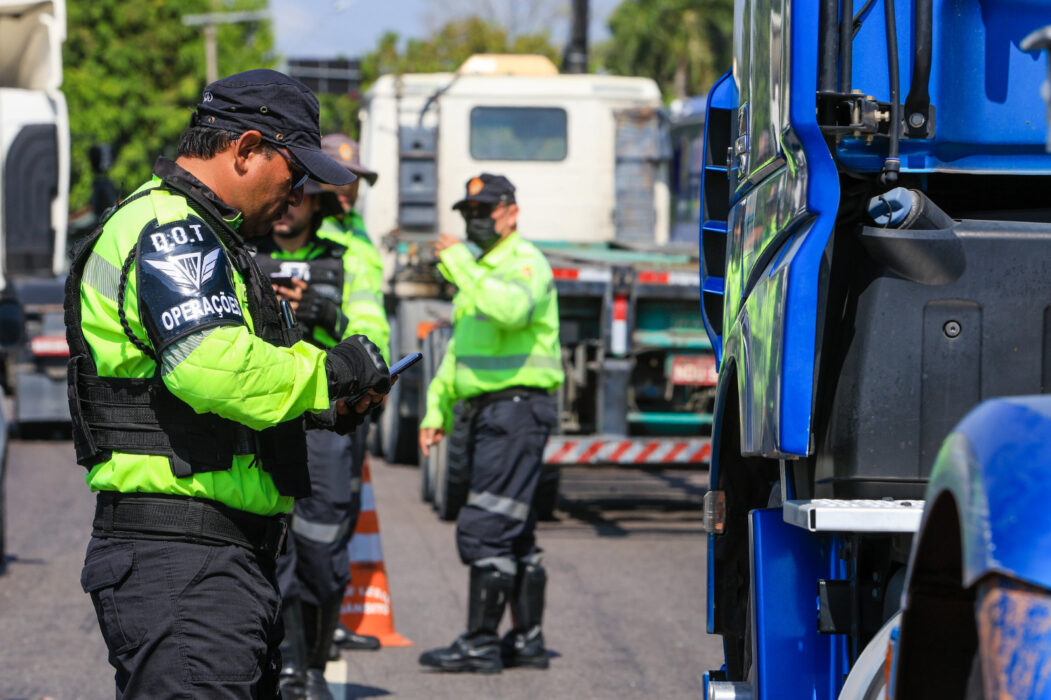 Prefeitura de Manaus remove oito caminhões com irregularidades durante operação ‘Carga Pesada’