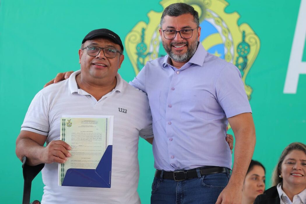 Governador Wilson Lima entrega 600 títulos definitivos e programa já beneficia mais de 20,8 mil famílias com regularização fundiária