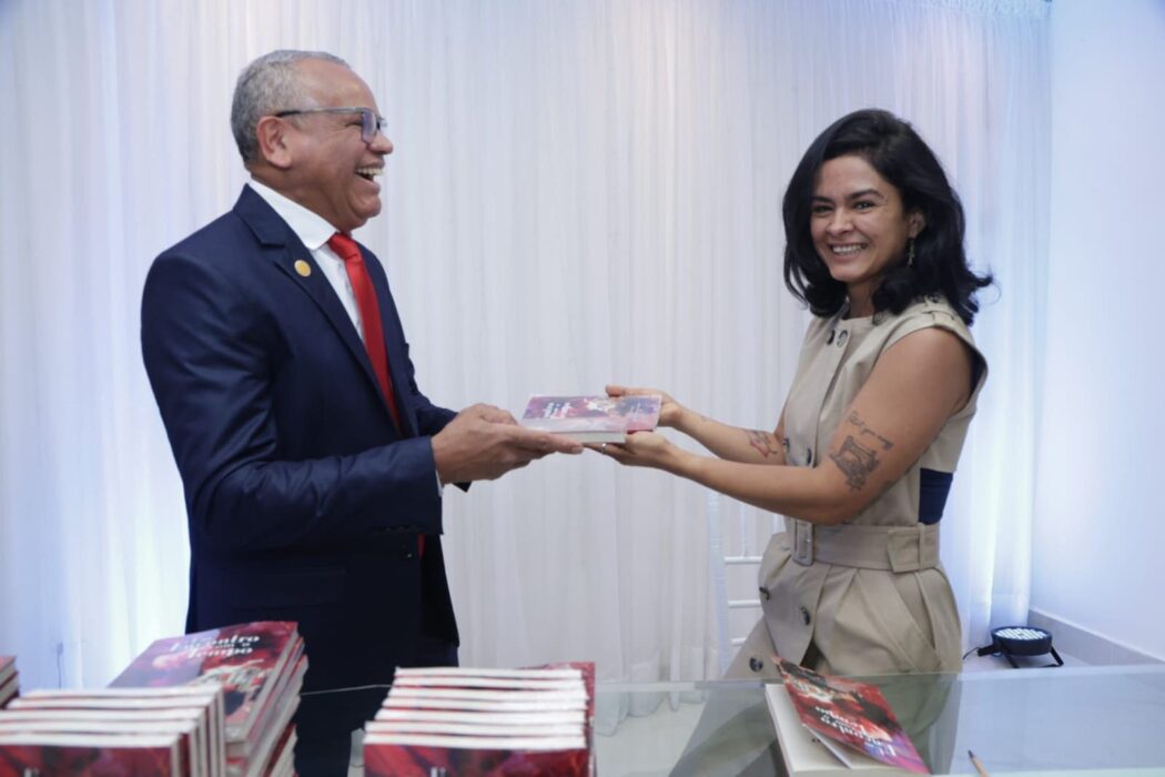 "Edson Gonzaga e Priscila Kempen emocionam leitores no lançamento de ‘Um Encontro com o Tempo’"