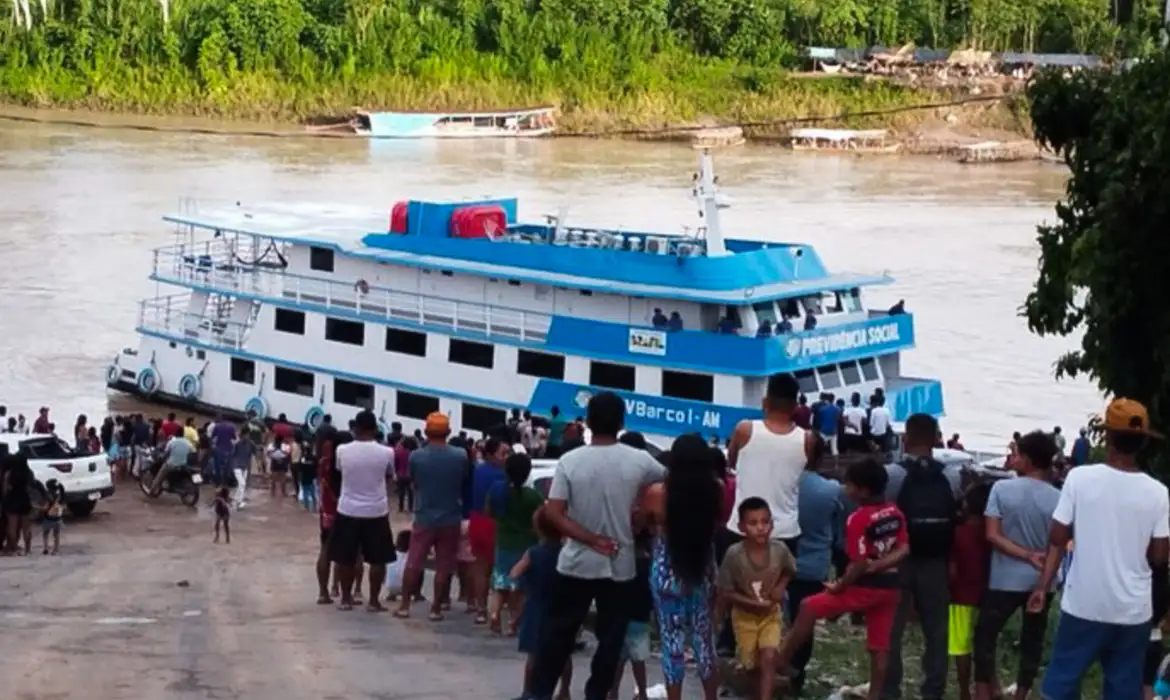 INSS usa barcos para orientar aposentados da Amazônia sobre descontos