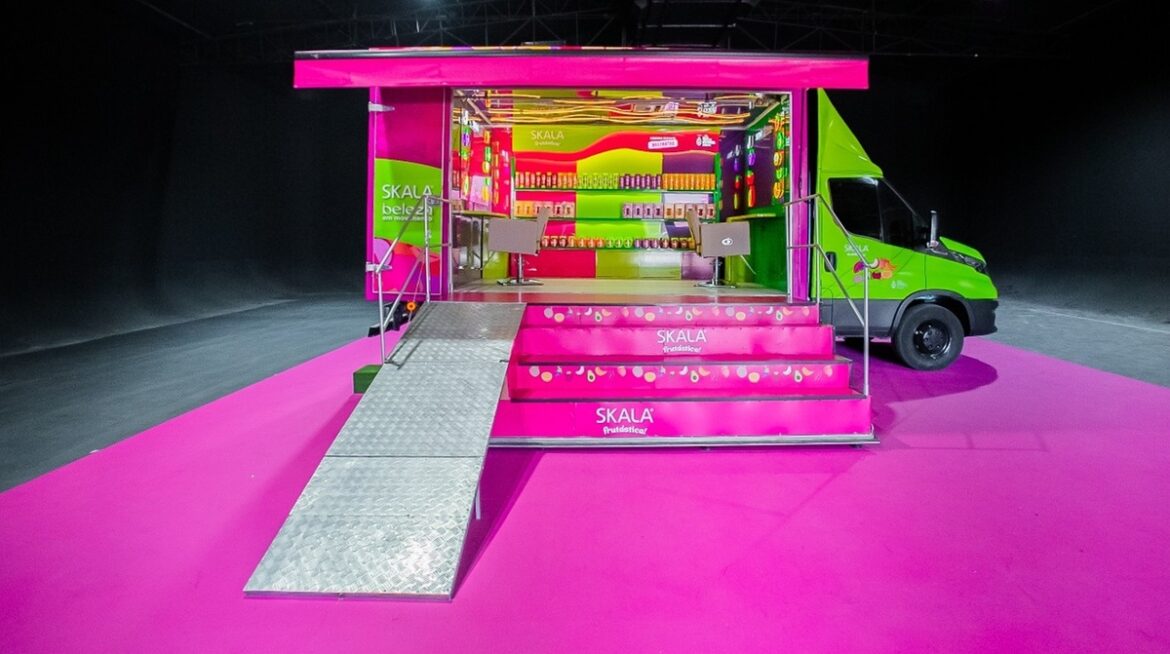 Skala promove ação itinerante com salão móvel em 12 cidades