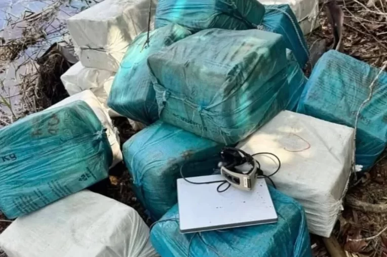 FAB intercepta avião com 380 kg de droga no AM