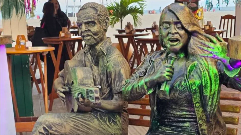 Estátua de Preta Gil é inaugurada em Copacabana ao lado da de Gilberto Gil