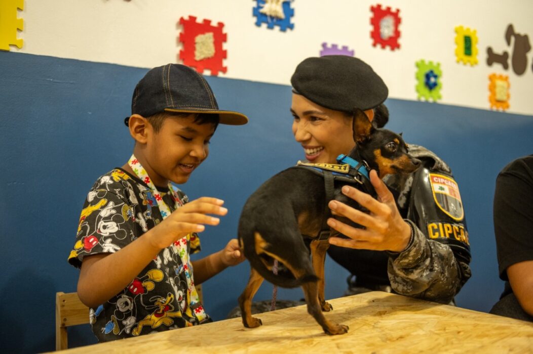 Setembro Verde: Crianças com deficiência participam de manhã lúdica com cães policiais da CIPCães