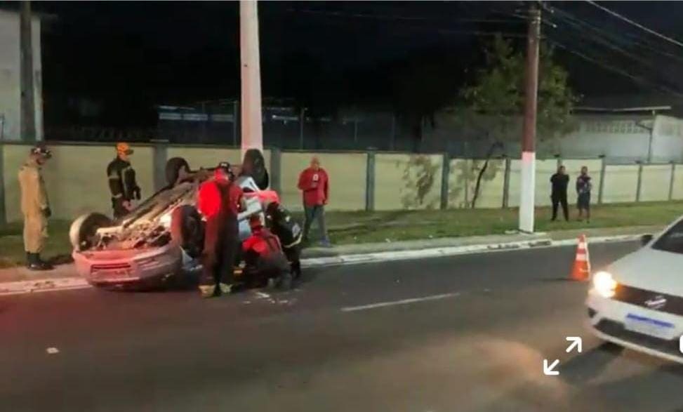 Homem fica ferido após capotar carro na avenida Coronel Teixeira em Manaus