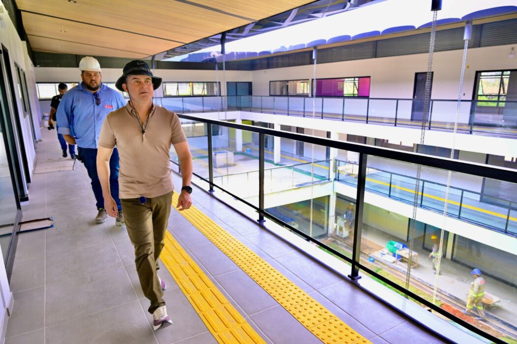 Prefeito David Almeida vistoria UBSs de porte 4 e acompanha obras da nova sede do Implurb