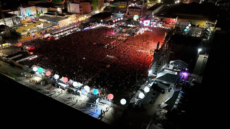 Pessoas sem pulseira tentam invadir área de evento no #SouManaus Passo a Paço