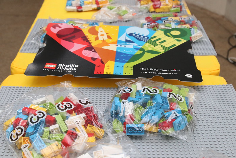 Professores da Educação Especial recebem kits ‘LEGO Braille Bricks’