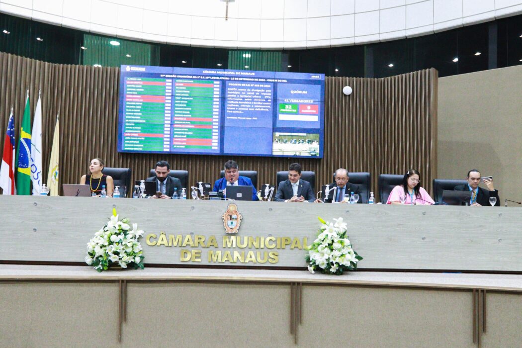 Presidente David Reis propõe leis para fortalecer saúde de crianças e adolescentes nas escolas de Manaus