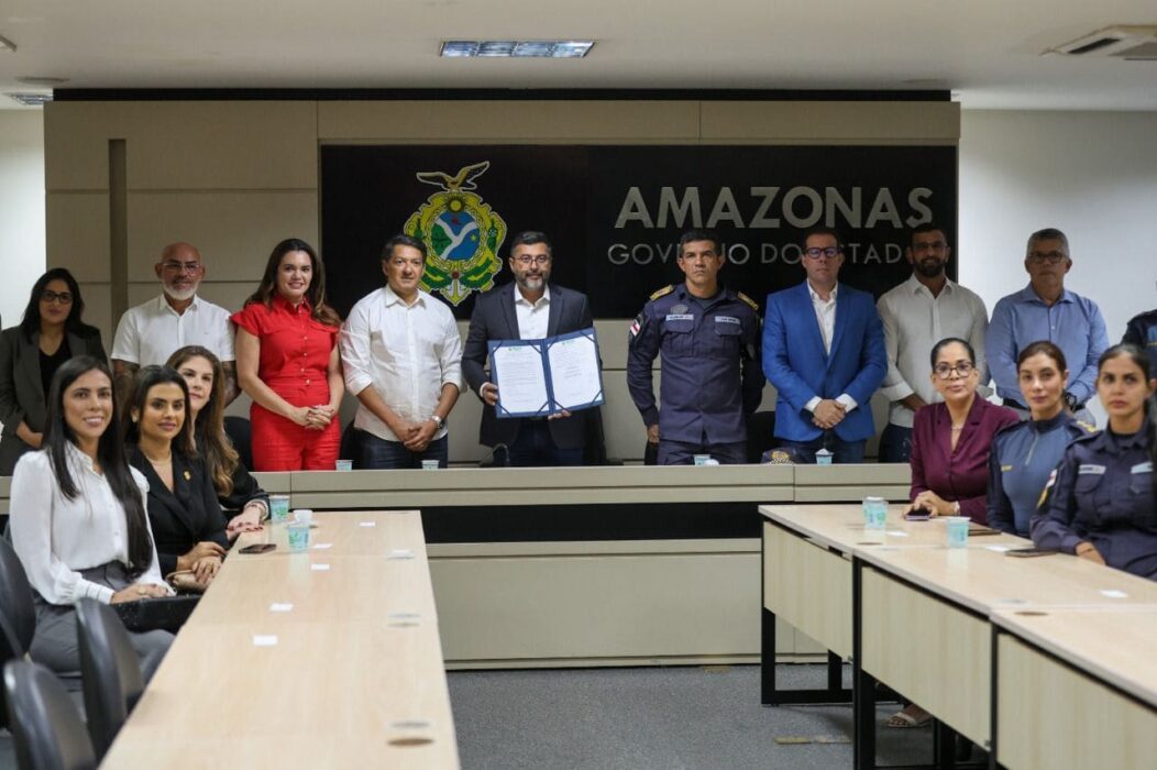 Governador Wilson Lima sanciona lei que autoriza uso de armas de choque por mulheres no Amazonas