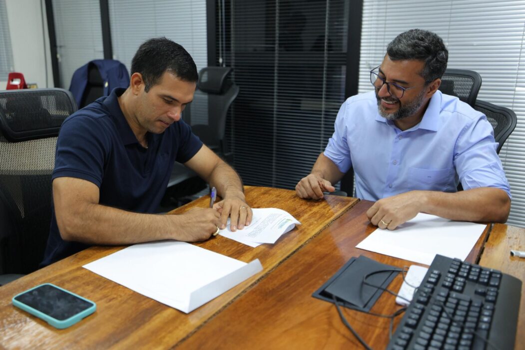 Governador Wilson Lima anuncia pavimentação da estrada de acesso ao porto de Fonte Boa e revitalização de estádio em Japurá