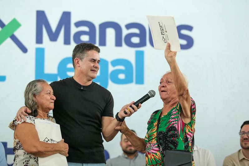 Prefeito David Almeida realiza entrega histórica no Morro da Liberdade e gestão ultrapassa marca de 12 mil registros de imóveis entregues