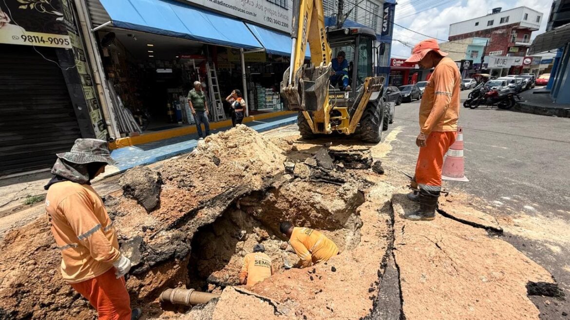 Rede de drenagem é recuperada na rua do Comércio, Parque 10