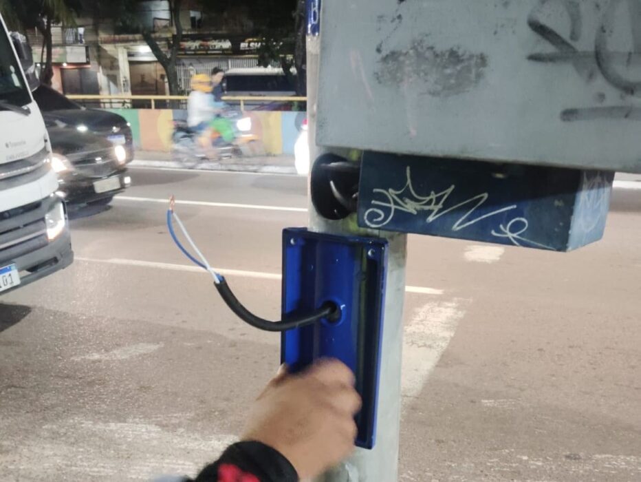 Vandalismo em botoeiras de semáforo causa prejuízos à mobilidade urbana