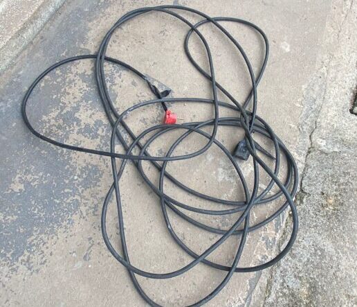 Homem é preso após agredir a esposa com fio de alta tensão