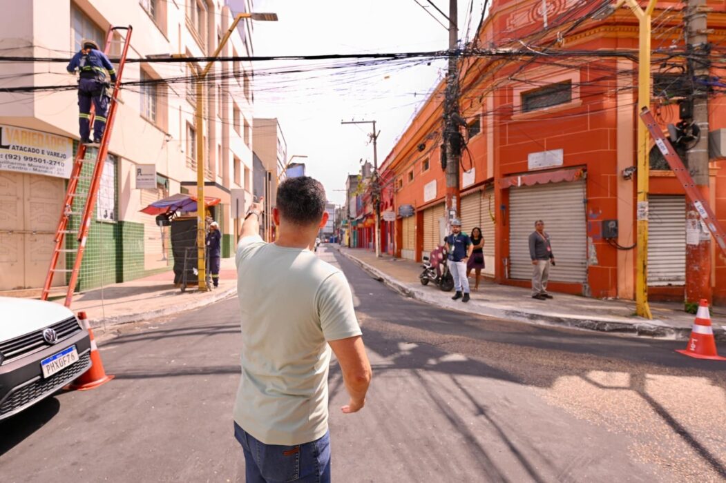 Prefeito David Almeida fiscaliza ação de despoluição visual na Quintino Bocaiúva e reforça que operação já soma mais de 6,5 toneladas de fios e cabos removidos