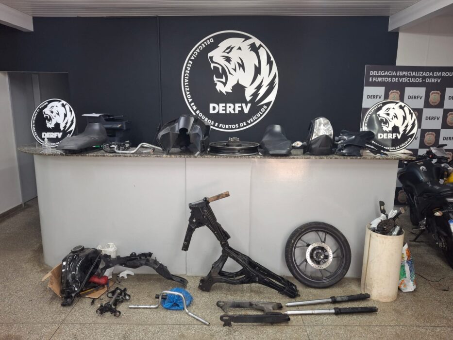 Polícia encontra desmanche clandestino, recupera motocicleta furtada e prende dois homens em flagrante