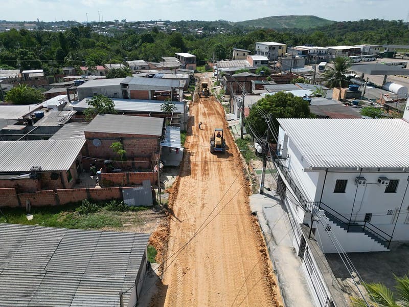 Prefeitura de Manaus realiza terraplanagem em rua do Lago Azul para garantir mais mobilidade aos moradores