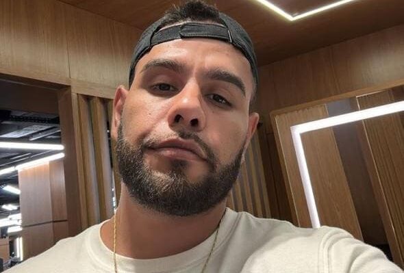 Polícia procura homem acusado de vários crimes contra a ex-namorada