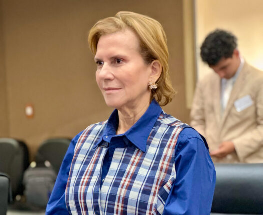 Durante a Ordem do Dia na Câmara Municipal de Manaus (CMM), os vereadores aprovaram por unanimidade o parecer favorável da Comissão de Constituição, Justiça e Redação (CCJR) ao Projeto de Lei nº 119/2024, de autoria da vereadora Yomara Lins (Podemos). A proposta dispõe sobre a realização de palestras com temas relacionados ao Direito da Pessoa Idosa no âmbito da rede pública de educação do município. De acordo com a matéria, as palestras poderão ocorrer no mês de outubro, em alusão ao Dia do Idoso, e serão voltadas principalmente aos alunos do ensino fundamental, podendo se estender a pais e responsáveis. O objetivo é ampliar a divulgação dos direitos assegurados no Estatuto da Pessoa Idosa (Lei nº 10.741/2003), além de conscientizar a população sobre práticas que configuram crimes contra os idosos. Para Yomara Lins, a iniciativa cumpre um papel pedagógico e social “Estamos plantando uma semente de conscientização nos jovens, que convivem diariamente com seus avós e familiares idosos. Conhecer e respeitar esses direitos é fundamental para construir uma sociedade mais justa e solidária”, destacou a parlamentar. O PL segue agora para análise da Comissão de Finanças, Economia e Orçamento, antes de retornar ao plenário da Casa para votação final. Texto e Foto: Diego Mesquita - Assessor de comunicação do Parlamentar