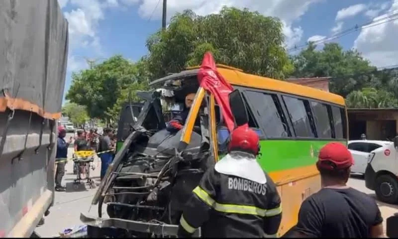 Micro-ônibus bate em caçamba e deixa feridos em Manaus
