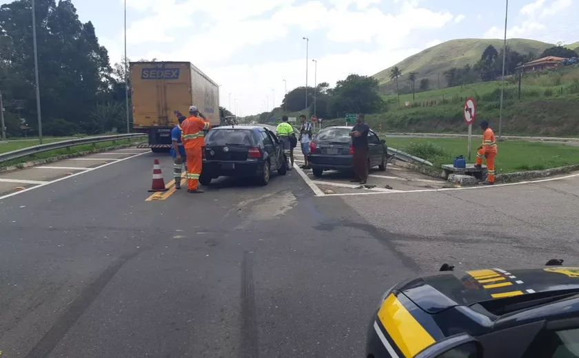 Colisão entre carreta e carro tem dois mortos na BR-393, em Vassouras