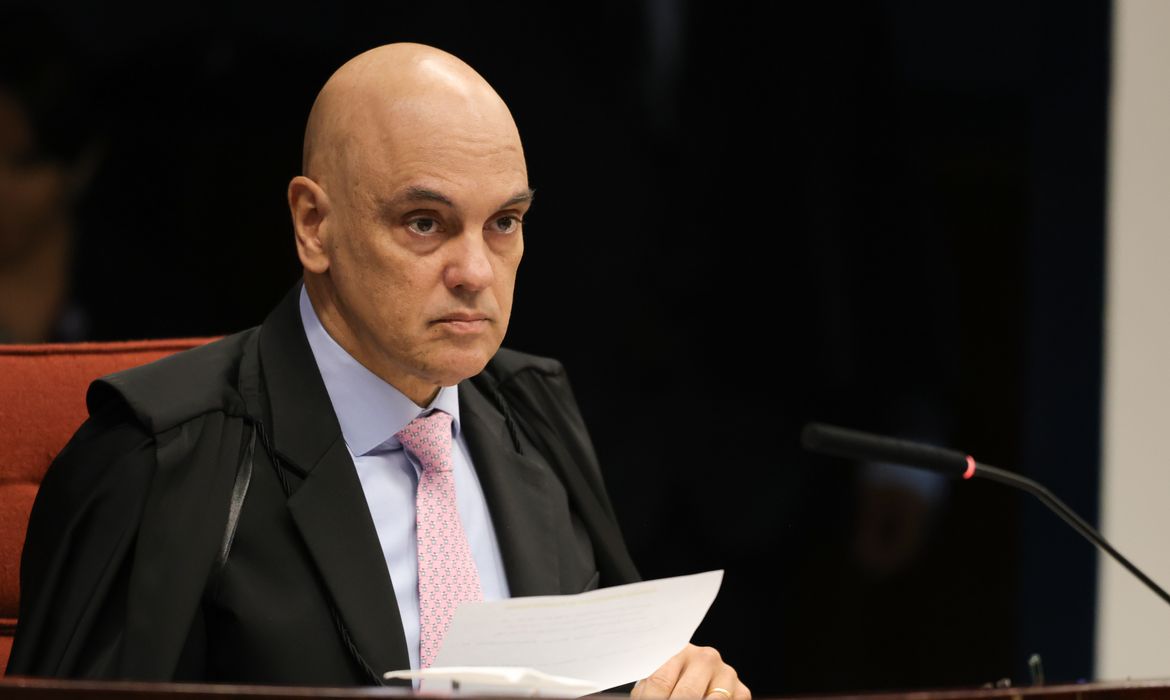 Em decisão, Moraes cita "eventual tentativa de fuga" de Bolsonaro