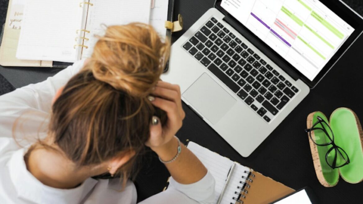 Meio a meio: paciente e burocracia disputam a atenção de psicólogos, diz estudo