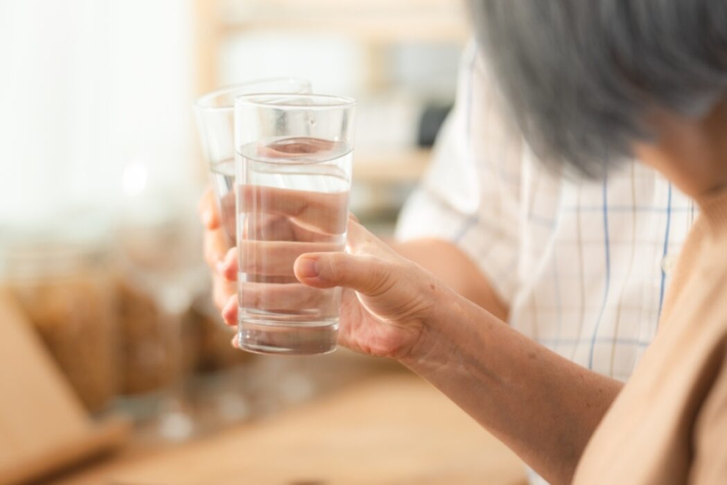 Especialista alerta sobre riscos de desidratação em idosos