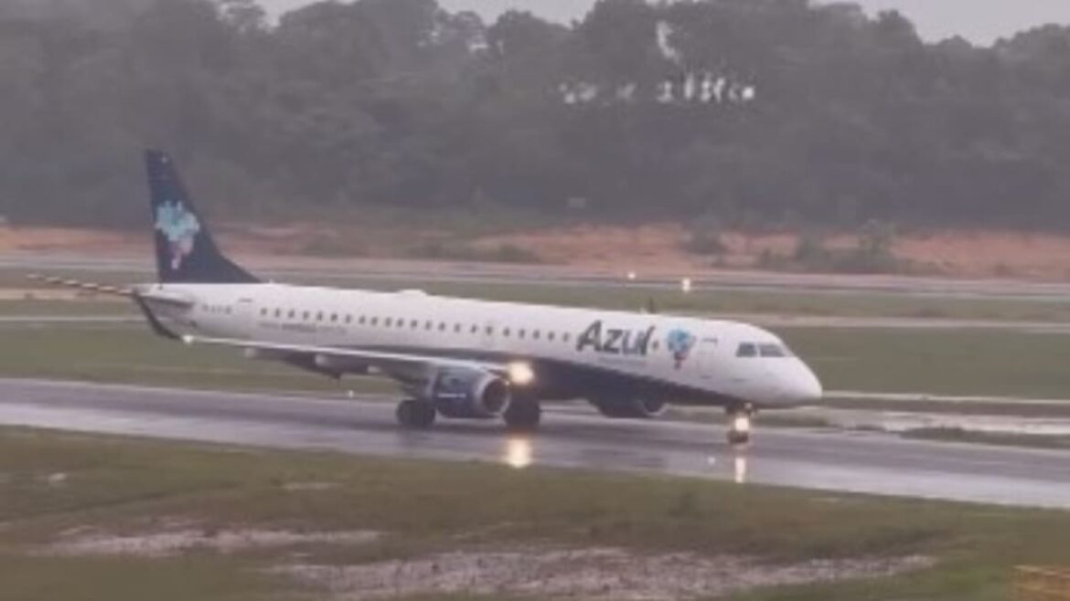 Avião faz pouso de emergência em Manaus durante forte chuva