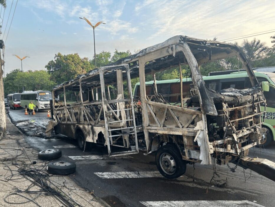 Vídeo: incêndio destrói micro-ônibus na Avenida Rodrigo Otávio, em Manaus