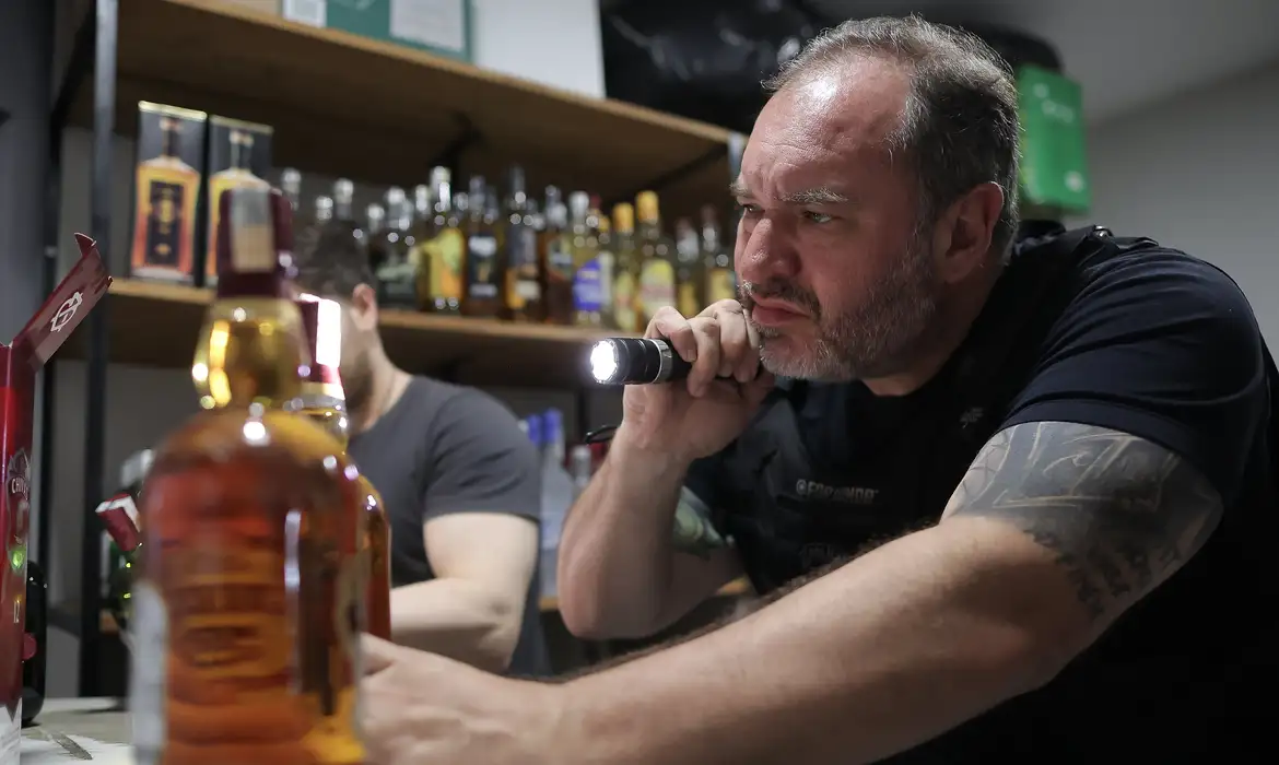 SP: juiz autoriza destruição de 100 mil garrafas de bebida apreendidas