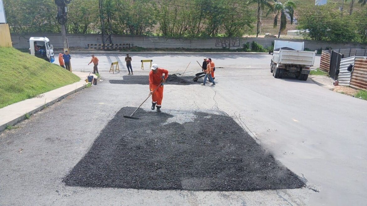 Prefeitura reforça manutenção asfáltica no bairro Lago Azul