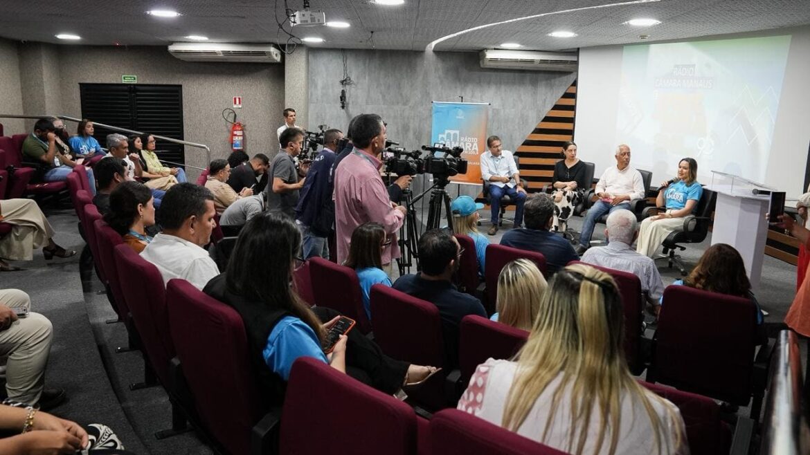 CMM realiza programação especial em alusão aos 90 anos do programa 'A Voz do Brasil'