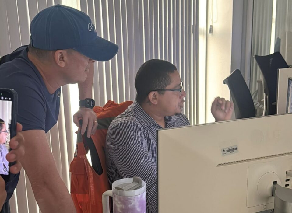 Prefeito David Almeida monitora atuação da prefeitura durante forte chuva neste domingo