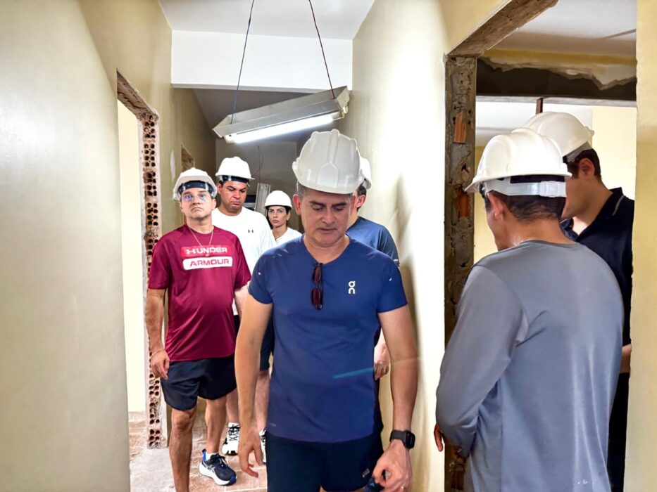 Prefeito David Almeida vistoria obras do Centro Pop, Casa de Passagem e Cras do Mutirão em Manaus