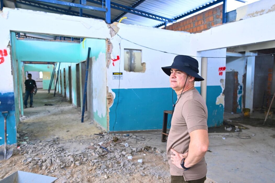 Prefeito vistoria obras de reforma e ampliação da policlínica Djalma Batista, na Compensa