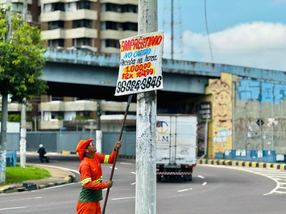 Prefeitura realiza nova ação para remover faixas, banners e cartazes instalados em locais proibidos