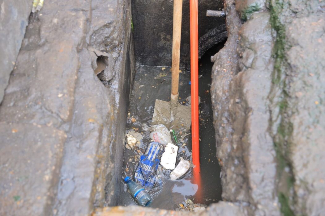 Prefeitura realiza limpeza e desobstrução em caixa coletora na avenida Dom Pedro