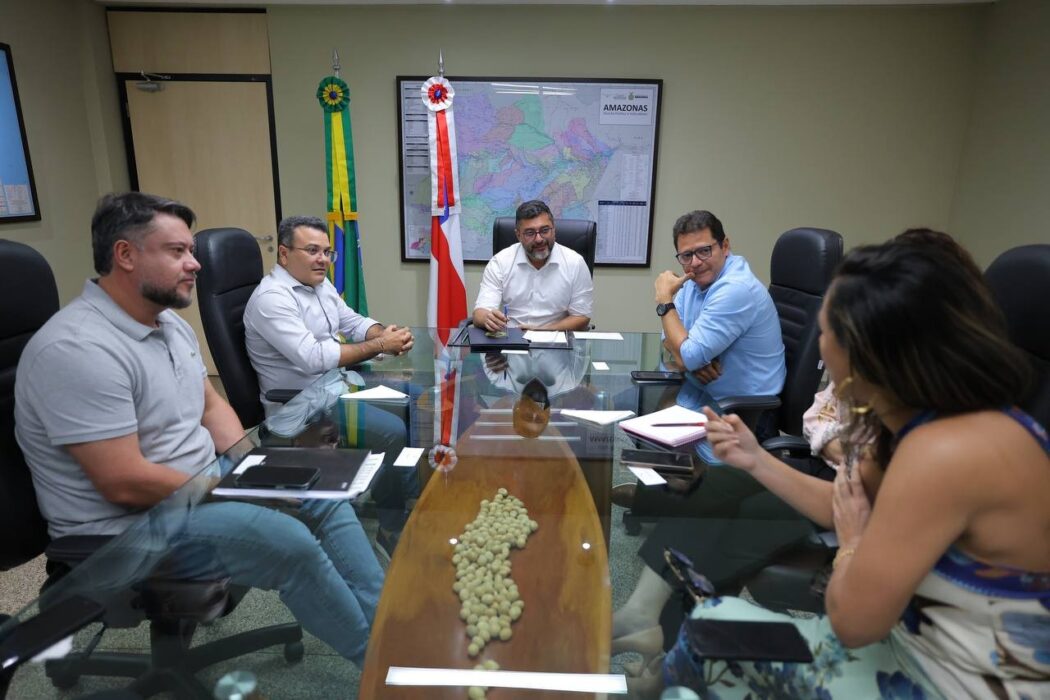 Governador Wilson Lima assina ordem de serviço para obras de pavimentação em Barreirinha