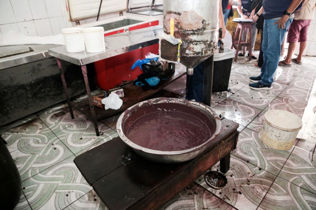 Prefeitura de Manaus interdita estabelecimento comercial que vendia açaí em condições insalubres no centro da capital