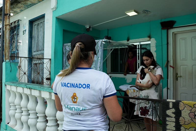Prefeitura leva vacinação antirrábica a bairros e ruas de Manaus com visitas de casa em casa