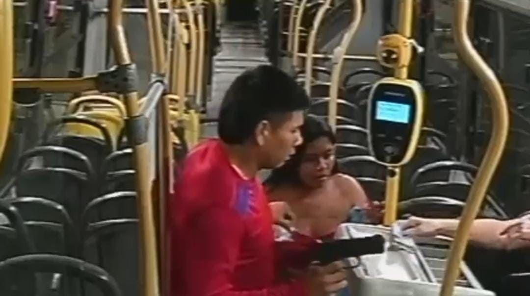 Vídeo: Polícia divulga imagem de casal procurado por roubo a ônibus da linha 560