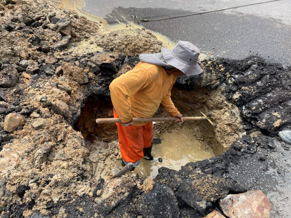 Prefeitura realiza intervenção emergencial na rua Luiz Antony e devolve fluidez do sistema de drenagem