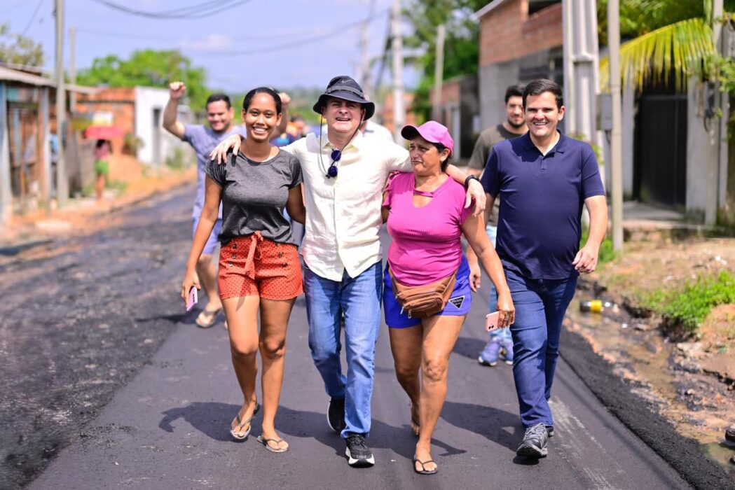 Prefeito David Almeida e vice Renato Junior vistoriam juntos obras de asfaltamento na comunidade dos Nobres, zona Norte de Manaus