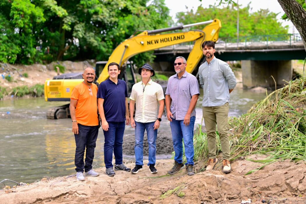 Prefeito David Almeida acompanha obras de macrodrenagem e limpeza no igarapé do Mindu para prevenir alagamentos em Manaus